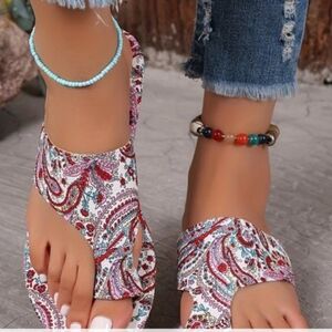 Ladies' Red Paisley Boho slip-in, flat sandals with toe loop. Non-skid Sz 7.5
